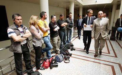 Los fotógrafos de prensa se plantaron el martes ante el presidente Zapatero en protesta por la detención de dos reporteros gráficos.