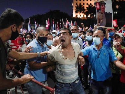 Un manifestante es detenido en La Habana este 17 de julio.