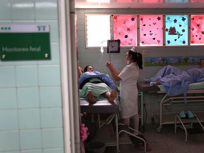 Mujeres embarazadas en una sala de monitoreo fetal en el hospital Erasmo Meoz de Cúcuta (Colombia), en 2019.