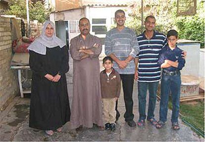 Saad Najin (segundo por la izquierda), con toda la familia en el jardín de su casa, situada en el distrito bagdadí de Jadiryah.