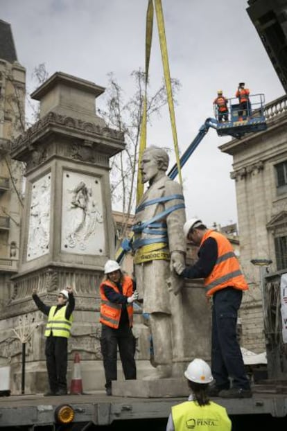 Retirada de la estatua de Antonio López en Barcelona, en 2018. 