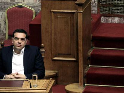 El primer ministro griego Alexis Tsipras participa en una sesi&oacute;n del Parlamento.