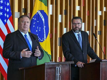El secretario de Estado de Estados Unidos, Mike Pompeo, y el minstro de Asuntos Exteriores de Brasil, Ernesto Araújo, en una rueda de prensa celebrada en Brasil el 21 de septiembre.