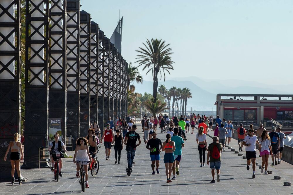Varias personas disfrutan de un día soleado en Barcelona, este sábado.