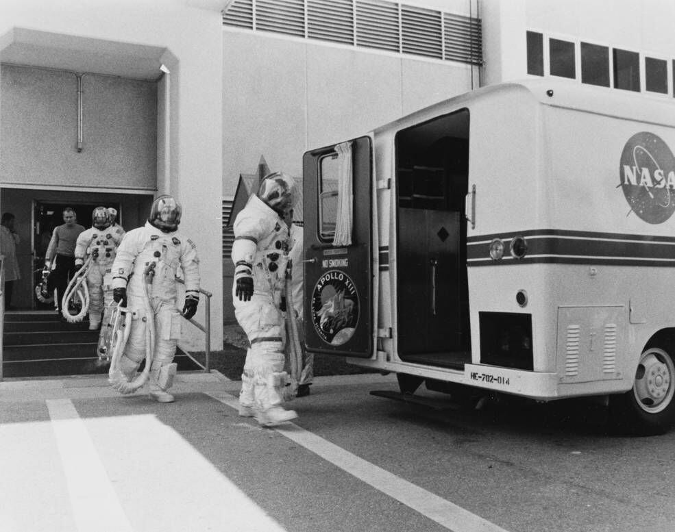 Los astronautas del Apollo 13, Lovell, Swigert y Haise, suben a la camioneta de transferencia para el ir a la plataforma de lanzamiento.