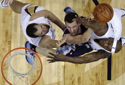 Beno Udrih, al centro, durante el partido. 