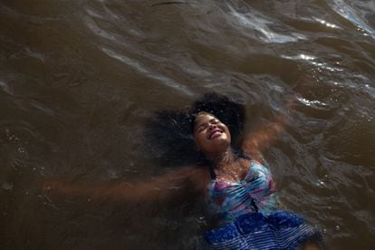 Wendy Aumedo se baña en la bahía de Cispata, San Antero (Colombia)