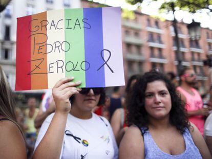 Manifestantes con un cartel en memoria de Pedro Zerolo.