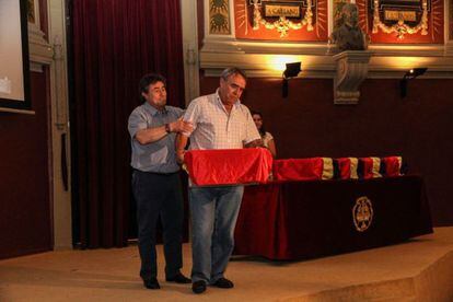 La familia de Roque González Bueno, fallecido en el penal de Valdenoceda, recoge el cofre con los restos.