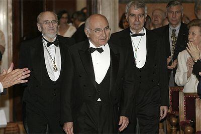 Francisco Brines, acompañado por Álvaro Pombo a la izquierda y Antonio Fernández Alba, ayer, a su entrada en el salón de actos.