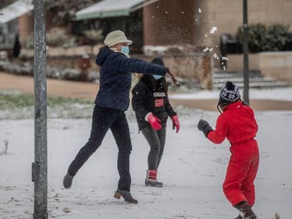Una mujer y unas niñas juegan con la nieve en el Parque de Enrique Tierno Galván durante una copiosa nevada en Valdemoro.