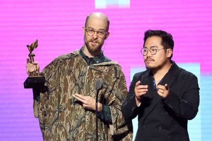 Daniel Scheinert y Daniel Kwan, con el premio a la mejor dirección en los Independent Spirit el 4 de marzo.