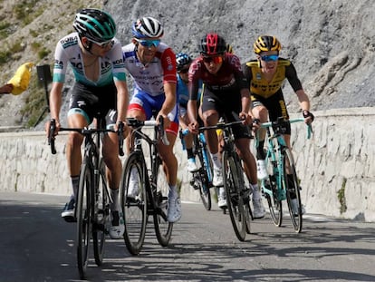 Egan Bernal, tercero por la izquierda, en el momento clave del Tourmalet.