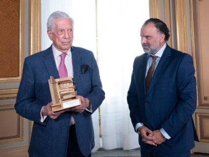 Mario Vargas Llosa, junto a Fernando de Yarza, presidente de la AMI, tras recibir el premio esta tarde en la Casa de América de Madrid.