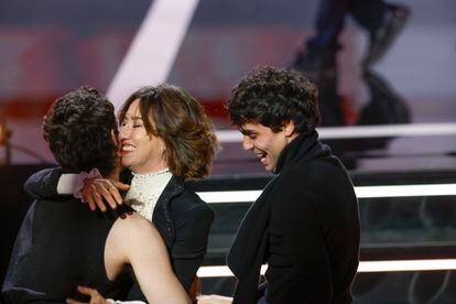 Lola Dueñas recibe la felicitación de Javier Ambrossi y Javier Calvo tras recibir el premio a actriz de televisión por 'La Mesías'.