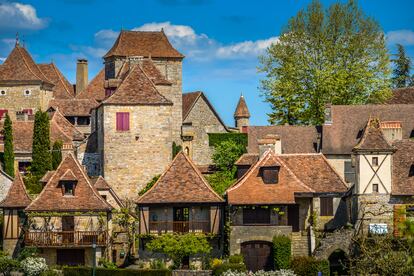 Lot y Dordoña (Francia). Este recorrido rural se sumerge en las regiones francesas de Lot y Dordoña, pasando por acantilados y gargantas calcáreos, montes cubiertos de bosques y châteaux fantasiosos que se asoman al río Dordoña. Se arranca en la medieval Loubressac, con sus maravillosas vistas del valle. Se sigue rumbo sur por plácidas carreteras comarcales hasta Autoire y se sube hasta las ruinas del Château des Anglais, encajado en la pared de roca. Se va al norte hasta Prudhomat, con su castillo cimero, y se zigzaguea rumbo oeste por el Dordoña, pasando por las preciosas Carennac, Gluges y Creysse. Hay que hacer una pausa para una comida de estrella Michelin en el hotel restaurante del château de la Treyne, en equilibrio cinematográfico al borde de un precipicio sobre el río. O continuar hacia el oeste hasta tres châteaux espectaculares: el Beynac, del siglo XII, en un risco escarpado de caliza; la fortaleza medieval de Castelnaud, con su museo de guerra; y el Milandes, del siglo XV, donde la famosa corista de París Josephine Baker vivió en las décadas de 1940 y 1950.
Inicio: Loubressac. Final: Château des Milandes. Distancia: 120 kilómetros.