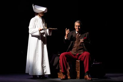 Itziar Lazkano y Patxo Tellería en una escena de la obra de teatro ‘El viaje a ninguna parte’.