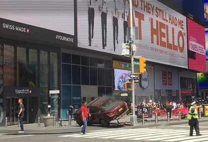 La policía bloquea un cruce en Times Square, ceca del coche que perdió el control, golpeando a la multitud.