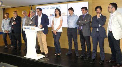 Ramon Espadaler, en el centro de la imagen, junto al comité de campaña de Unió.