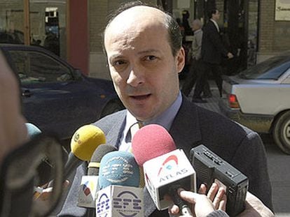 César Fontacín, el abogado de la mujer acusada de secuestrar a su hijo, habla a los periodistas.