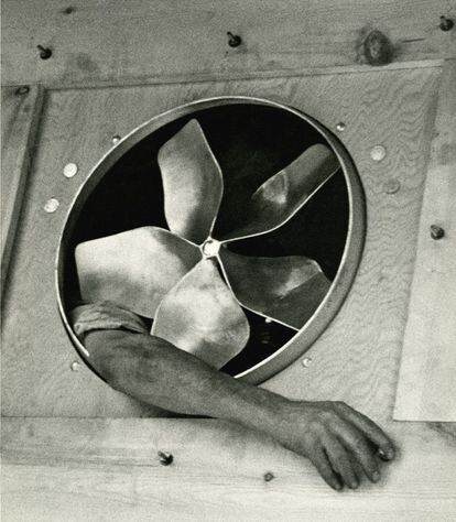 'Brazo y ventilador' (Nueva York, 1937) es un ejemplo de imagen surrealista. Kertész vivió en la bohemia de Montparnasse y se vio influido por las vanguardias, aunque no las adaptó ninguna por completo.
