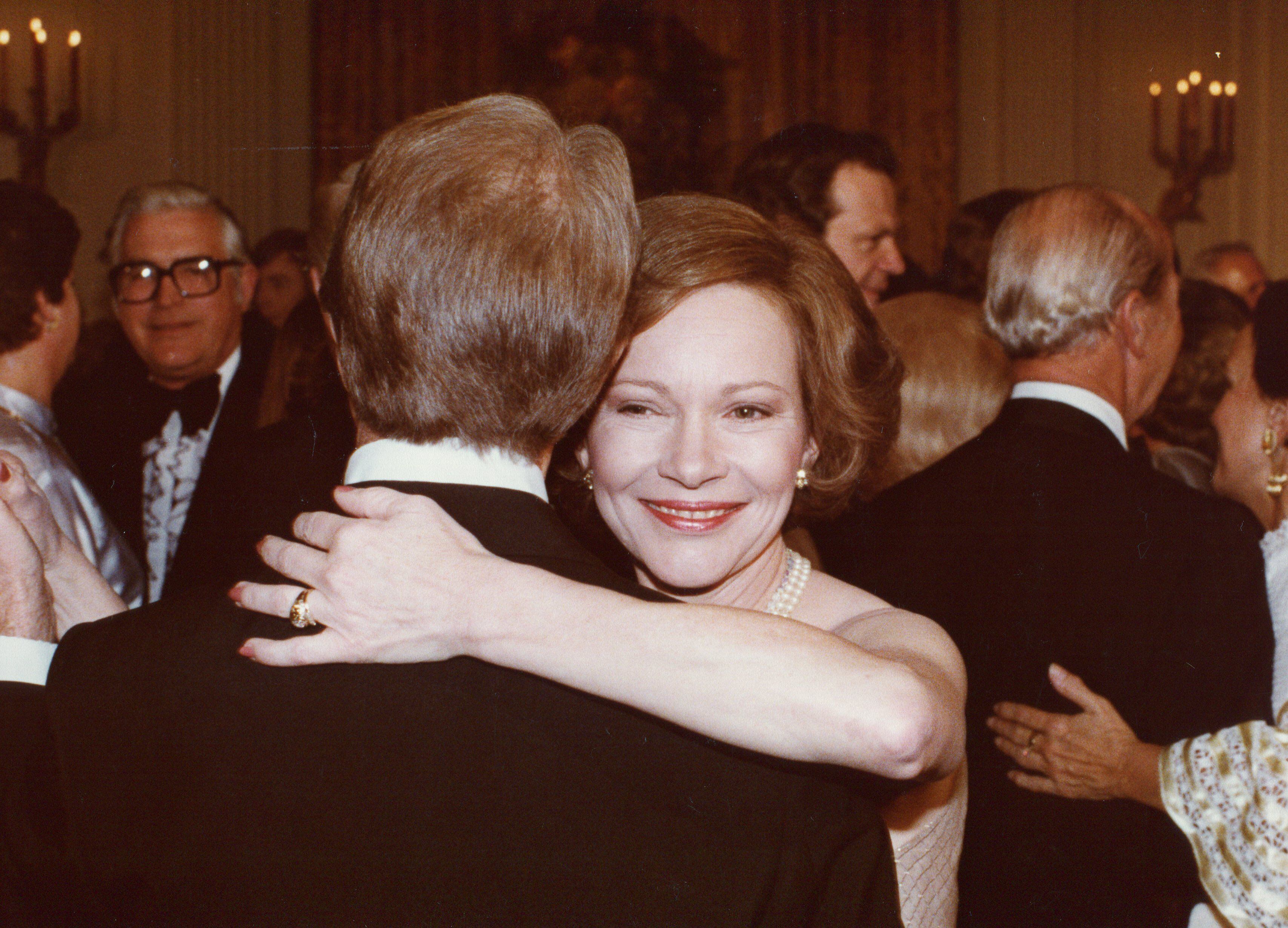 El presidente de Estados Unidos, Jimmy Carter (de espaldas), y la primera dama, Rosalynn Carter, en el baile de Navidad de la casa Blanca de 1978.