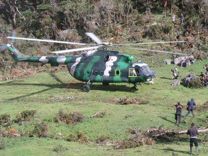 Un helicóptero aguarda el rescate del espeleólogo Cecilio López.