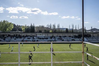 La historia del pueblo también se puede escribir con la evolución de su equipo de fútbol, el Andorra C.F. Patrocinado primero por Calvo Sotelo y después por Endesa, vivió momentos de gloria que aún se atisban en una sala de prensa hoy en desuso. En los ochenta y noventa, las gradas estaban repletas, disputaban ascensos a segunda división y ganaban trofeos. A día de hoy, compite en la Regional Preferente aragonesa, con la aspiración de ascender a la Segunda División RFEF, lo que antiguamente era la Tercera División del fútbol español.
En la imagen, inicio del partido entre el Andorra C.F. y el Alcañiz, el derbi turolense de máxima rivalidad que terminó con la victoria del equipo local.