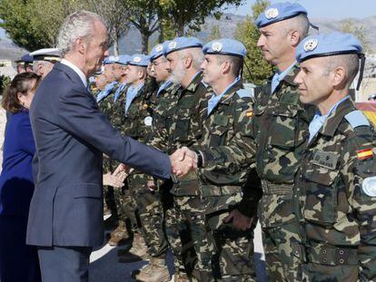 Fotografia facilitada pel Ministeri de Defensa del ministre, Pedro Morenés, en la visita a les tropes espanyoles, al sud del Líban, aquest dijous.