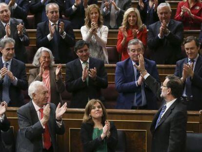 Mariano Rajoy, aplaudido en el debate por los miembros de su partido.