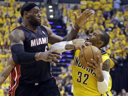 LeBron frena a C.J. Watson.