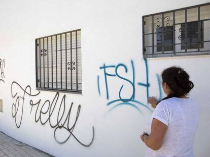 Pintadas en una de las calles del barrio de El Palo. 