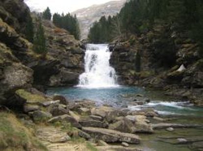El agua es se&ntilde;a de identidad de Ordesa, presente en cascadas y lagos.