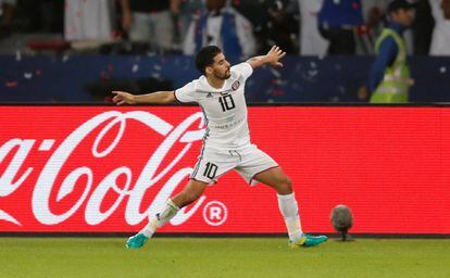 Mbark Boussoufa, jugador del Al-Jazira, celebra el gol que fue anulado posteriormente.