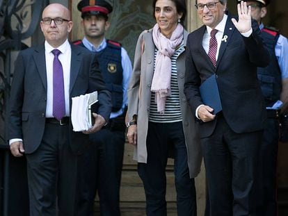 Torra entra al palacio de justicia acompañado de los letrados, Gonzalo Boye y Jaume Alonso Cuevillas y su mujer Carola Miro.