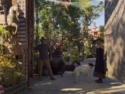 El arquitecto David Hertz y su mujer Laura Doss-Hertz reciben a los espectadores de 'Home' en Xanabu, su casa de Malibú, diseñada por Tony Duquette, que es a un tiempo un pueblo en miniatura, pabellón de caza, vivienda de ensueño y retiro de los afanes de Hollywood. |