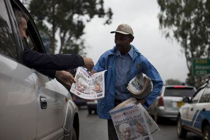 Un hombre vende periódicos en una calle de Nairobi (Kenia), 6 de diciembre de 2013. La tristeza por la muerte del expresidente sudafricano Nelson Mandela recorre toda Sudáfrica, que le expresa su gratitud y llora en todos sus rincones la pérdida del padre de su democracia multirracial.