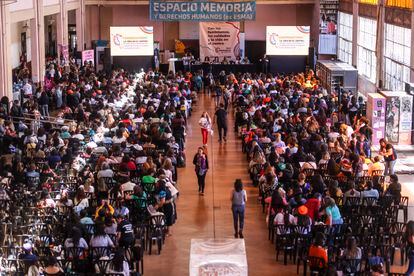ACOMPAÑA CRÓNICA: ARGENTINA CONFERENCIA MUJERES. AME1446. BUENOS AIRES (ARGENTINA), 07/11/2022.- Fotografía de asistentes a un congreso en el eje del Foro Feminista, antesala de la XV Conferencia Regional sobre la Mujer de América Latina y el Caribe, hoy, en Buenos Aires (Argentina). Transitar hacia una "sociedad del cuidado" en la que ayudar a los demás no sea un sacrificio económico: ese fue el eje del Foro Feminista, en el que más de 2.000 mujeres latinoamericanas y caribeñas se reunieron este lunes para debatir cómo construir un futuro más justo en la región más desigual del mundo. EFE/ Juan Ignacio Roncoroni
