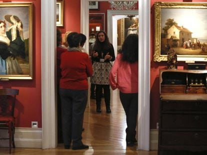 Momento de la visita-taller en el Museo del Romanticismo.