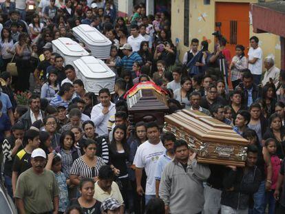 Funeral de cinco de las v&iacute;ctimas por el alud. 