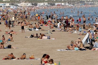 Una playa de Valencia, llena de bañistas debido a las altas temperaturas, el pasado 16 de octubre.