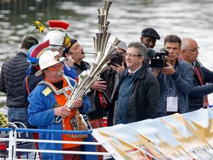Jean-Luc Melenchon a bordo de la barcaza que lo ha desplazado por París