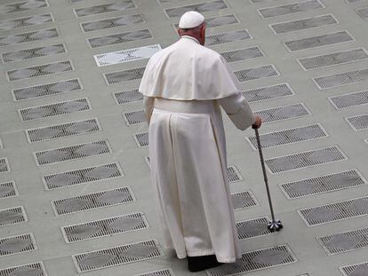 El Papa Francisco llega para recibir en audiencia a los participantes de la Asamblea Plenaria de la Comisión de los Episcopados de la Unión Europea (COMECE) en el Salón Nervi de Vaticano, este jueves.