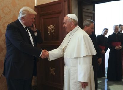 El papa Francisco recibe en el Vaticano por primera vez al presidente de Estados Unidos, Donald Trump.