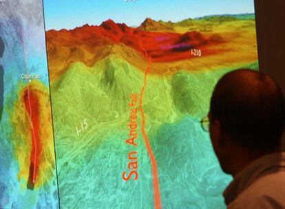 Un geólogo muestra a los medios varias proyecciones del seísmo magnitud 7.8 que podría afectar California en los próximos 30 años