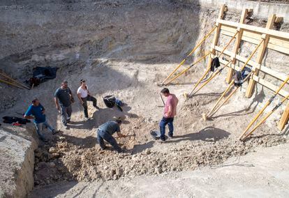 Trabajos de exhumación en la fosa 548 del cementerio de Jaén, donde han aparecido restos humanos.