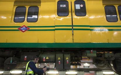 Un tren antiguo de Metro de Madrid con elementos de amianto es revisado