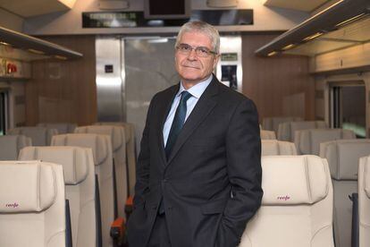 El presidente de Renfe, Isaías Táboas, en el interior de un vagón del tren AVLO.