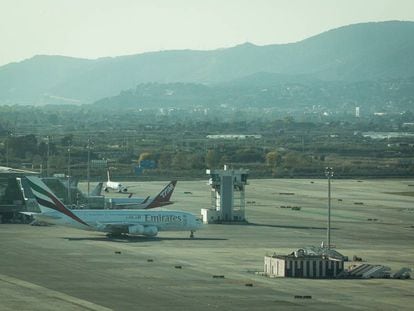 Un avión de Emirates en el Aeropuerto del Prat.