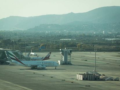 Un avi&oacute;n de Emirates en el Aeropuerto del Prat.